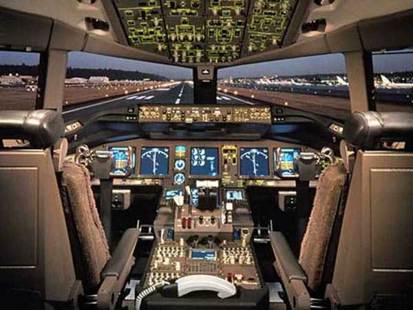 777-cocpit499a.jpg